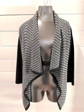 RW&CO – Textured Knit Drape-Front Top – Size M